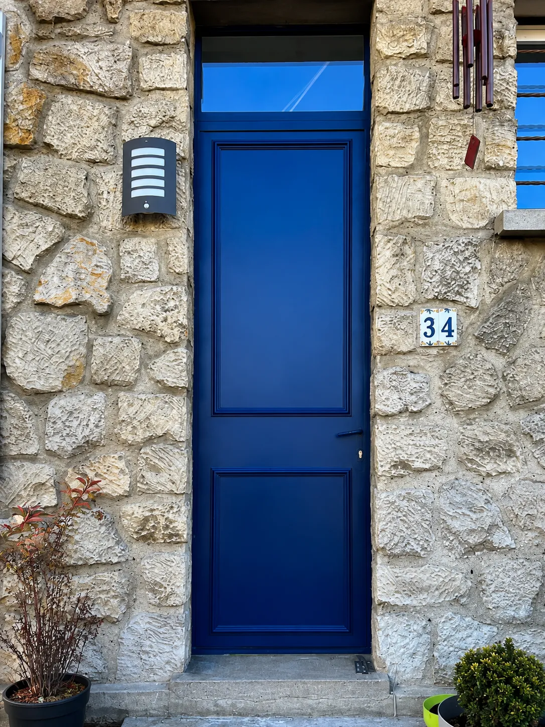 Pose d'une porte d'entrée bleu marine sur maison en pierre à Angers — TD Serrurerie