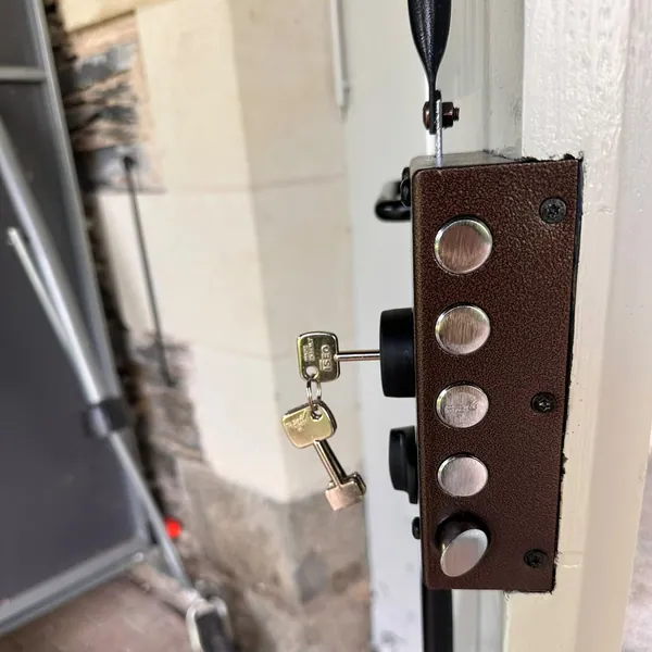 Serrure en applique multipoints à cinq pênes posée sur une porte en bois, TD Serrurerie