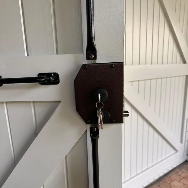 Serrure en applique avec tringles haute et basse posée sur un portail en bois peint, TD Serrurerie