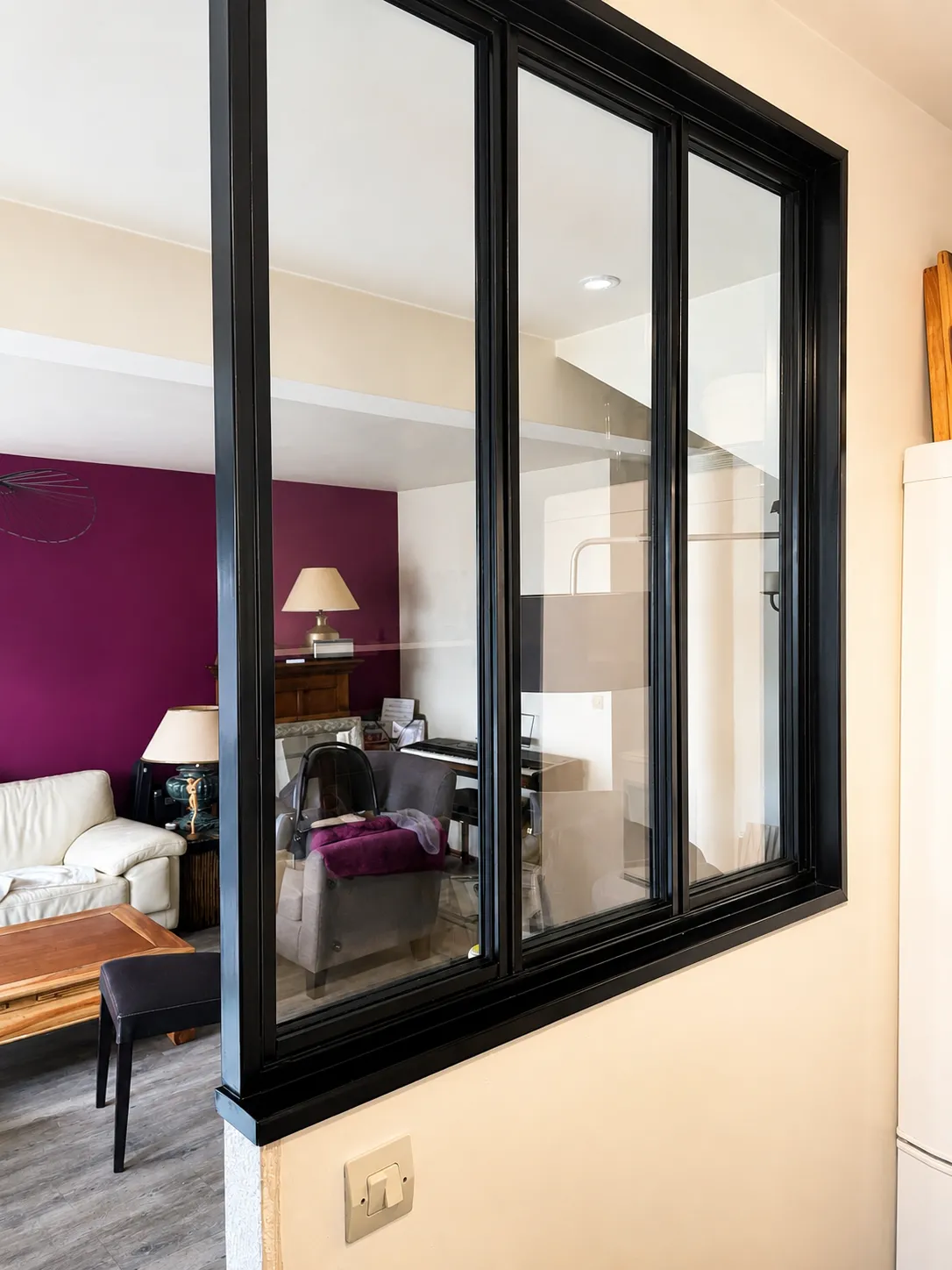 Pose d'une verrière d'intérieur noire 3 modules ouvrant sur le salon — TD Serrurerie à Angers